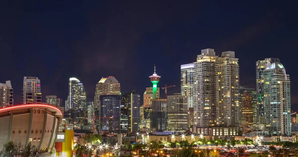 Calgary Urban skyline på natten i centrum kärnområdet — Stockfoto