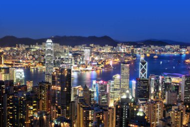Hong Kong, Çin 'de Sunset Blue Hour üzerinde Victoria Harbor