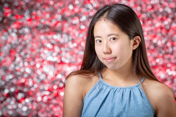 Fechar-se de asiático adolescente menina sobre Blur fundo — Fotografia de Stock