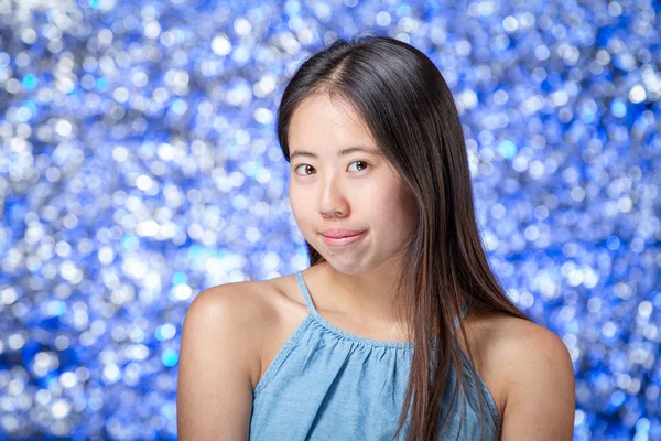 Primo piano di asiatico giovanissima ragazza oltre sfocatura sfondo — Foto Stock