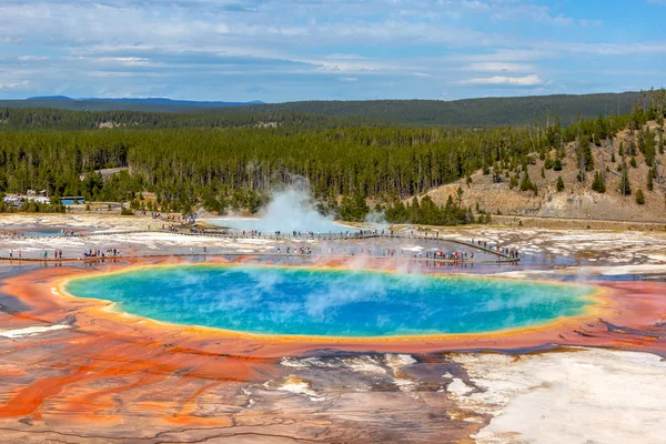 Grand Prismatic Spring, la fuente termal más grande del Parque Nacional Yellowstone, tiene 200-330 pies de diámetro y más de 121 pies de profundidad . — Imagen de stock Gran Primavera Prismática en el Parque Nacional Yellowstone, Wyoming, EE.UU. — Foto de Stock