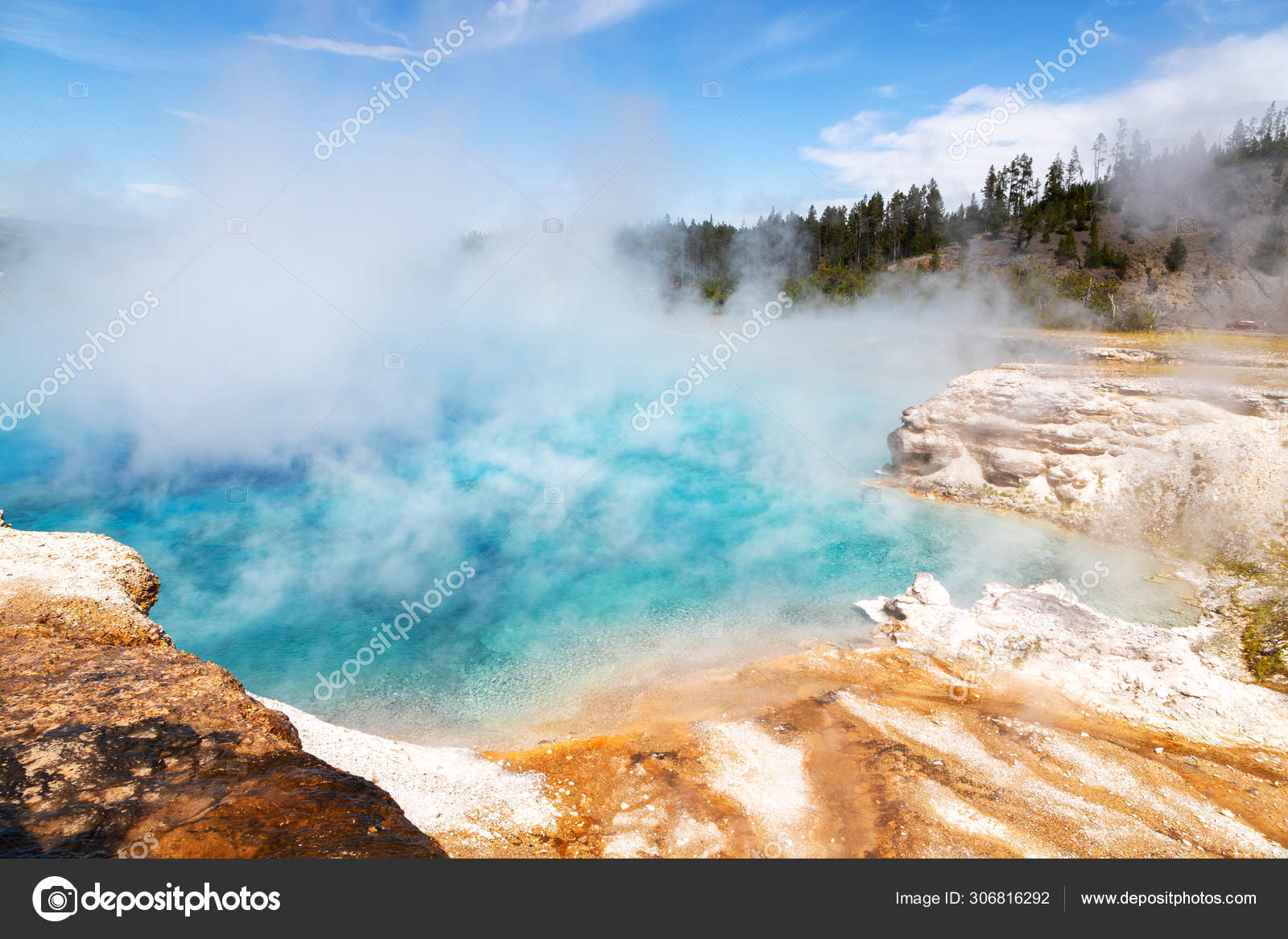 Descargar - El vapor nace de una piscina en Grand Prismatic Spring en el Parque Nacional de Yellowstone. Es la fuente termal más grande en el Parque Nacional de Yellowstone con 200-330 pies de diámetro y más de 121 pies de profundidad . — Imagen de stock Gran Primavera Prismática en el Parque Nacional Yellowstone, Wyoming, EE.UU. — Foto de Stock