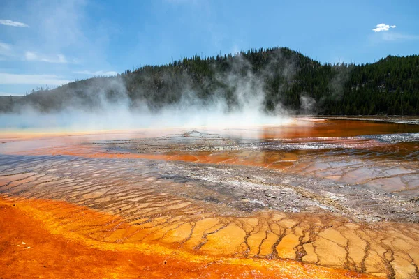 Wielki pryzmatyczny wiosna w Parku Narodowym Yellowstone, Wyoming, USA — Zdjęcie stockowe