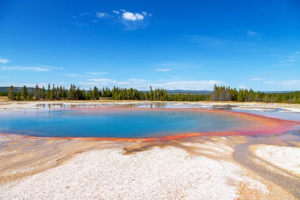 Wielki pryzmatyczny wiosna w Parku Narodowym Yellowstone, Wyoming, USA — Zdjęcie stockowe