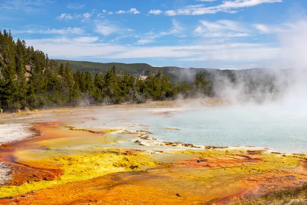 El vapor nace de la Gran Primavera Prismática en el Parque Nacional de Yellowstone. Es la fuente termal más grande en el Parque Nacional de Yellowstone con 200-330 pies de diámetro y más de 121 pies de profundidad . — Imagen de stock Gran Primavera Prismática en el Parque Nacional Yellowstone, Wyoming, EE.UU. — Foto de Stock