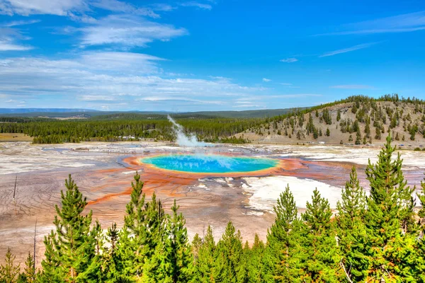 Grand Prismatic Spring, la fuente termal más grande del Parque Nacional Yellowstone, tiene 200-330 pies de diámetro y más de 121 pies de profundidad . — Imagen de stock Grand Prismatic Spring Geyser en el Parque Nacional de Yellowstone — Foto de Stock