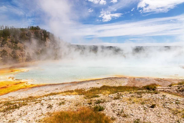 Wielki pryzmatyczny wiosna w Parku Narodowym Yellowstone, Wyoming, USA — Zdjęcie stockowe