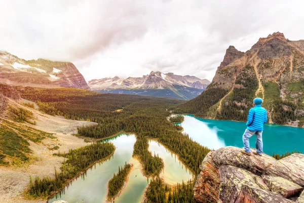 Hiker ovanpå Opabin Prospect vid Lake o ' Hara i kanadensiska Rocki — Stockfoto