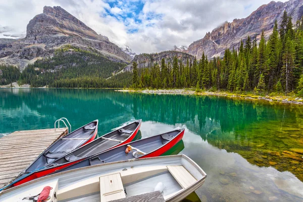 Boats on Dock at Lake O'Hara in the Canadian Rockies of Yoho Nat — Stock Photo, Image