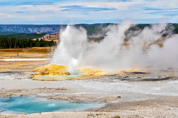 Clepsydra Geyser en el área de Fountain Paint Pot del Parque Nacional de Yellowstone en Wyoming, Estados Unidos . — Imagen de stock Clepsydra Geyser en el Parque Nacional de Yellowstone — Foto de Stock