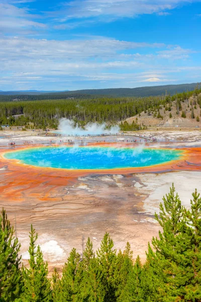 Grand Prismatic Spring, la fuente termal más grande del Parque Nacional Yellowstone, tiene 200-330 pies de diámetro y más de 121 pies de profundidad. Orientación vertical . — Imagen de stock Gran Primavera Prismática en el Parque Nacional Yellowstone, Wyoming, EE.UU. — Foto de Stock