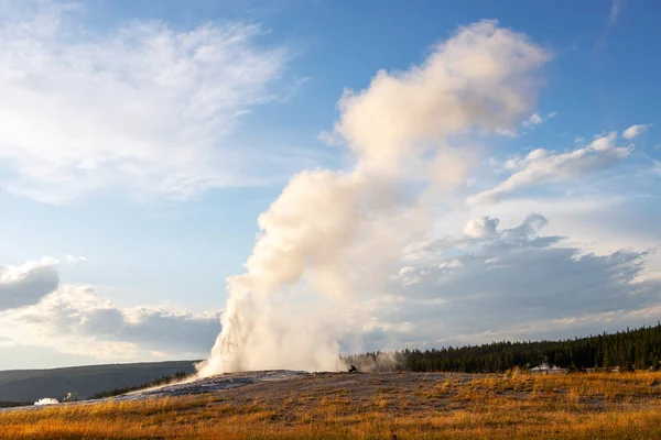 Erupciones de géiser fiel viejo en el Parque Nacional de Yellowstone — Foto de Stock