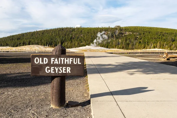 Old Faithful Geyser at Yellowstone National Park — Stock Photo, Image