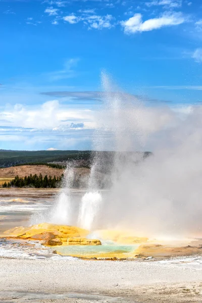 Geyser clepsydra Erupting w Parku Narodowym Yellowstone — Zdjęcie stockowe