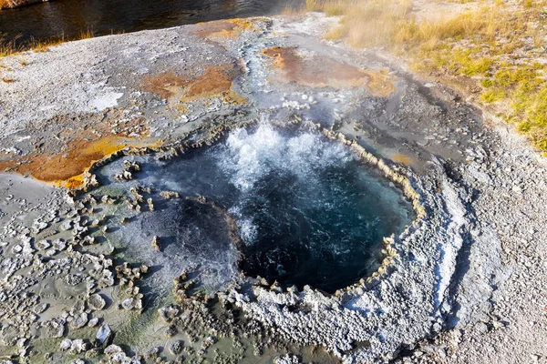 Primavera de China Oriental en Old Faithful en Yellowstone National Par — Foto de Stock