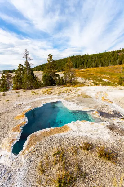 Blue Star Spring en Old Faithful en el Parque Nacional de Yellowstone — Foto de Stock