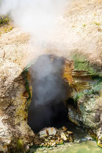 Steam emituje od Dragon's Mouth Spring Cave w Yellowstone Natio — Zdjęcie stockowe