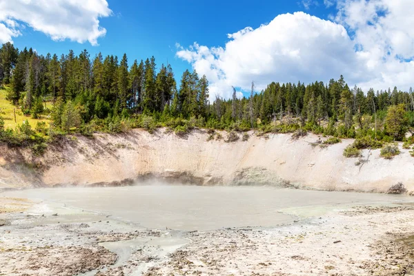 Caldero de barro en el Volcán de Barro Área del Parque Nacional Yellowstone — Foto de Stock