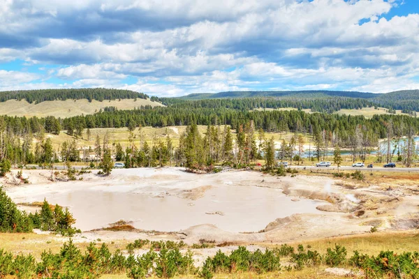 Mud Geyser w: Mud Volcano Area of Yellowstone National Park — Zdjęcie stockowe