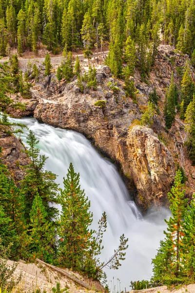 イエローストーン国立公園の上の滝、ワイオミング、アメリカ合衆国 — ストック写真