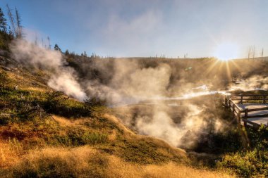 Yellowstone Ulusal Parkı 'nda Sanatçılar Üzerine Gün Batımı Paintpot Yolu