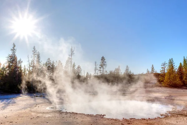 Wypływa z gejzera w dorzeczu Norris Geyser w Yellowstone Na — Zdjęcie stockowe