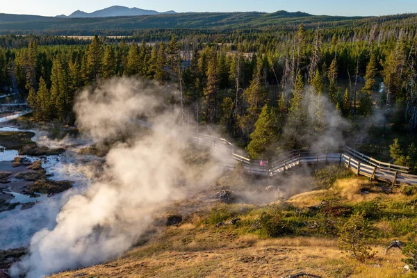 Zachód słońca nad artystami Paintpot Trail w Parku Narodowym Yellowstone — Zdjęcie stockowe