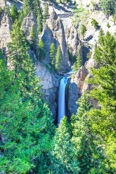 Caída de la torre en el Parque Nacional de Yellowstone, Wyoming, EE.UU. — Foto de Stock