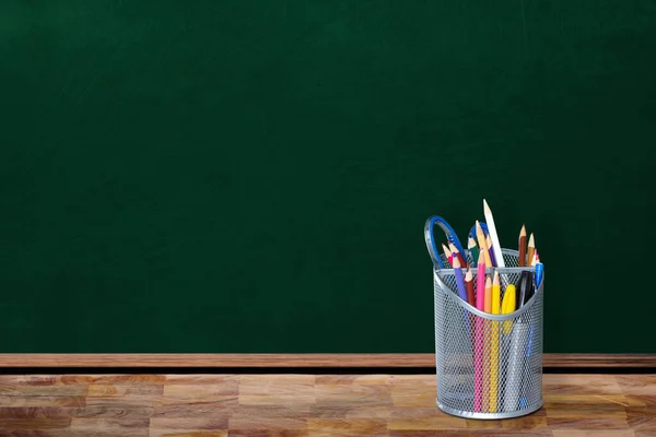 空教室环境中的教育返回学校概念 在桌上展示笔架和文具 黑板上有复制空间 — 图库照片