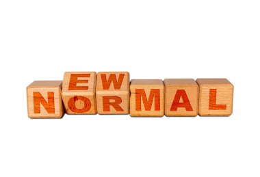 Oymalı tahta alfabe küpleri hakkında yeni bir NORMAL kelimesi. COVID-19 koronavirüs salgınından sonra sosyal mesafeli, el yıkamalı, sosyal ortamlarda yüz maskesi takan yeni normal yaşam tarzı kavramı.