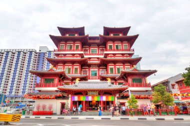 SINGAPORE - 17 Ocak 2016: Tapınmacılar, kentsel kentte önemli bir turizm merkezi haline gelen Tang hanedanlığı tarzı bir tapınak olan Singapur Çin Mahallesi 'ndeki Buda Dişi Anıt Tapınağı' nı ziyaret ettiler.