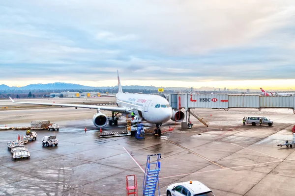 カルガリー カナダ 1月11 2016 カルガリー国際空港のターマックでサービスされている中国東方航空の飛行機 上海に本社を置き 国際線 国内線 地域線で運航する中国の主要航空会社です — ストック写真