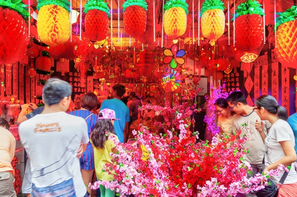 シンガポール 2016年1月17日 チャイナタウンの店舗では 中国の旧正月のお祝いのために提灯や装飾品を販売しています 中国の旧正月や中秋節には提灯が人気です — ストック写真