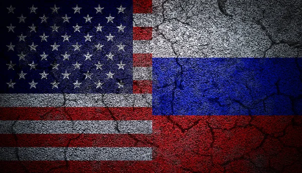 Abd Rusya Nın Çift Taraflı Bayraklarının Grunge Efektiyle Beton Duvara — Stok fotoğraf