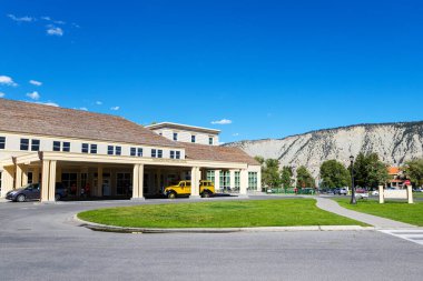 Wyoming, ABD - 28 Ağustos 2019: Mammoth Hot Springs Hotel, 1936 yılında inşa edilmiş ve adını Yellowstone Ulusal Parkı 'ndaki yakın kaynaklardan alan tarihi bir oteldir. Bölge, kendisinin idari ve imtiyaz olarak eyalet çapında önemi olan tarihi bir bölgedir.