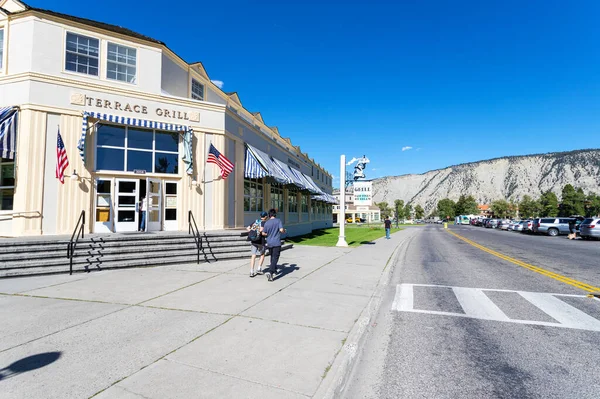 Wyoming Usa Aug 2019 Visitors Mammoth Hot Springs Historic District — Stock Photo, Image