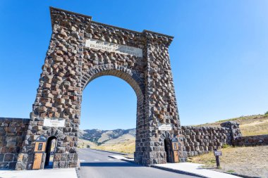 Gardiner, Montana 'daki Yellowstone Ulusal Parkı' nın kuzey girişindeki tarihi Roosevelt kemerinin alçak açılı görüntüsü..