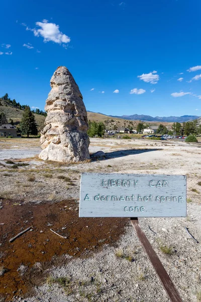 Liberty Cap Dormant Hot Spring Cone Mammoth Hot Spring Yellowstone — Stock Photo, Image