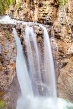 Banff Ulusal Parkı, Alberta, Kanada 'daki Johnston Canyon Upper Falls' da uzun süre şelale hareketi görüldü.