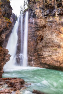 Banff Ulusal Parkı, Alberta, Kanada 'daki Johnston Canyon Upper Falls' da uzun süre şelale hareketi görüldü.