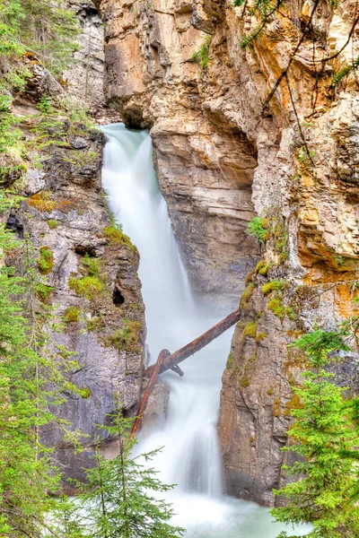 カナダ アルバータ州バンフ国立公園のジョンストン キャニオン ローワー滝での滝の動きの長い露出 — ストック写真