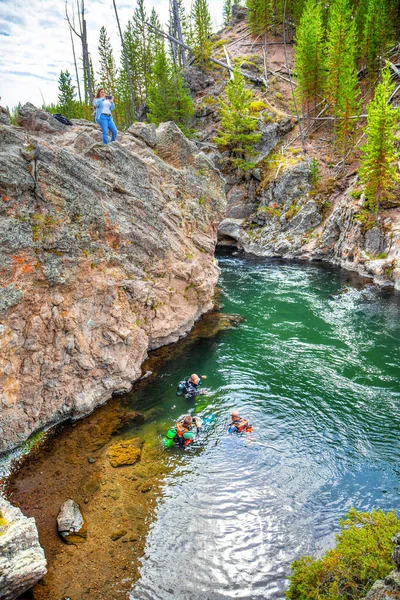 Wyoming Agosto 2019 Grupo Buceadores Exploran Firehole River Parque Nacional — Foto de Stock