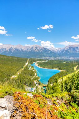 Grassi Gölü 'nden Rundle Forebay Gölü' ne ve Canmore kasabasına bakan Kanada Kayalıkları 'nın arka planında görüntüler.