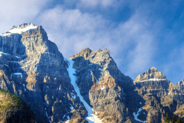 Banff Ulusal Parkı 'nın Kanada Kayalıkları' ndaki Bowlen Dağı, Tonsa Tepesi ve Perren Dağı 'na yakın. Bu dağlar Moraine Gölü 'ndeki ünlü On Tepe Vadisi' nin bir kısmını oluşturur ve yürüyüşçüler arasında favorilerdir..