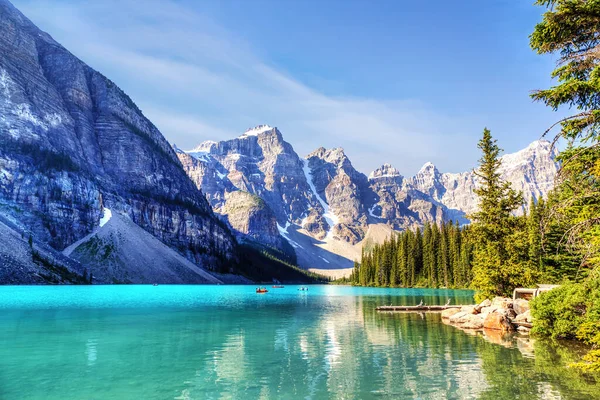 Unidentifiable Visitors Canoeing Boats Turquoise Colored Moraine Lake Canadian Rockies — Stock Photo, Image