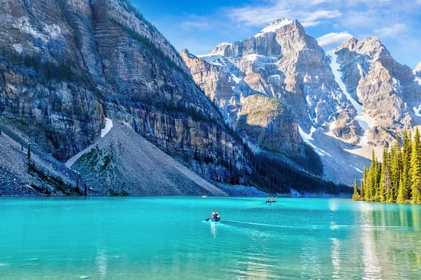 Unidentifiable Visitors Canoeing Boats Turquoise Colored Moraine Lake Canadian Rockies — Stock Photo, Image