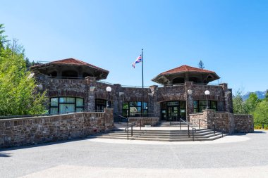 BANFF, CANADA - 29 Temmuz 2020: Kanada 'nın Kanada' nın Banff Kayalıkları 'ndaki Mağara ve Havza Ulusal Tarihi Alanı. Bölge, Kanada 'nın ilk ulusal parkı olan Banff Ulusal Parkı' nın çevresindeki doğal termal mineral kaynaklarıyla ünlüdür.