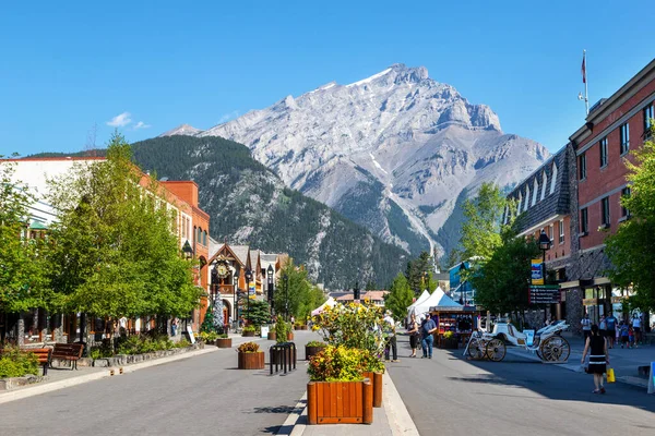 Banff Canadá Julio 2020 Los Turistas Caminan Por Avenida Banff —  Fotos de Stock