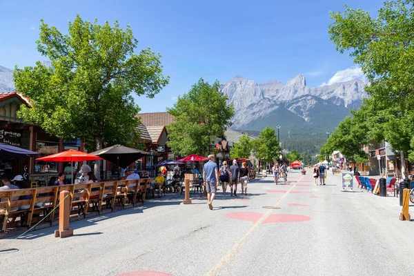 Canmore Canada Juli 2020 Toeristen Wandelen Dineren Langs Het Populaire — Stockfoto