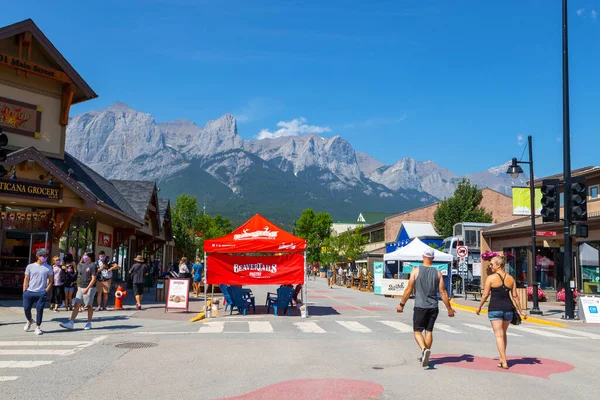 Canmore Kanada Juli 2020 Touristen Spazieren Und Essen Entlang Der — Stockfoto